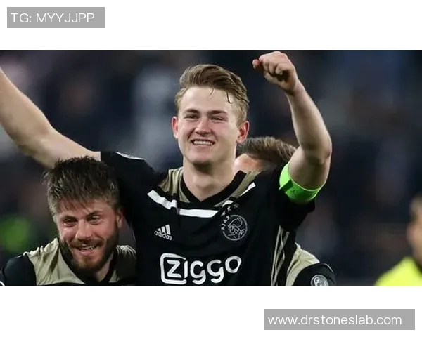 德里赫特荣耀入选国家队,备战亚洲杯展现新希望 德里赫特荣耀入选国家队,备战亚洲杯展现新希望