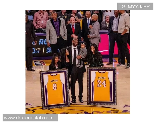 湖人官方确认科比球衣将永久退役,赛场上的传奇永存 湖人官方确认科比球衣将永久退役,赛场上的传奇永存