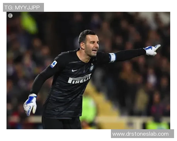 汉达诺维奇助攻帕罗蒂,曼联客场2-1力擒沃特福德,书写英超经典战役 汉达诺维奇助攻帕罗蒂,曼联客场2-1力擒沃特福德,书写英超经典战役