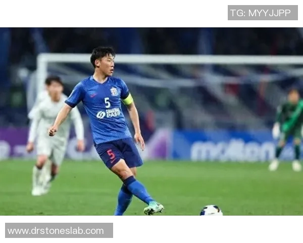 朱辰杰在关键时刻成功解围展现出色防守能力助力球队稳住局势